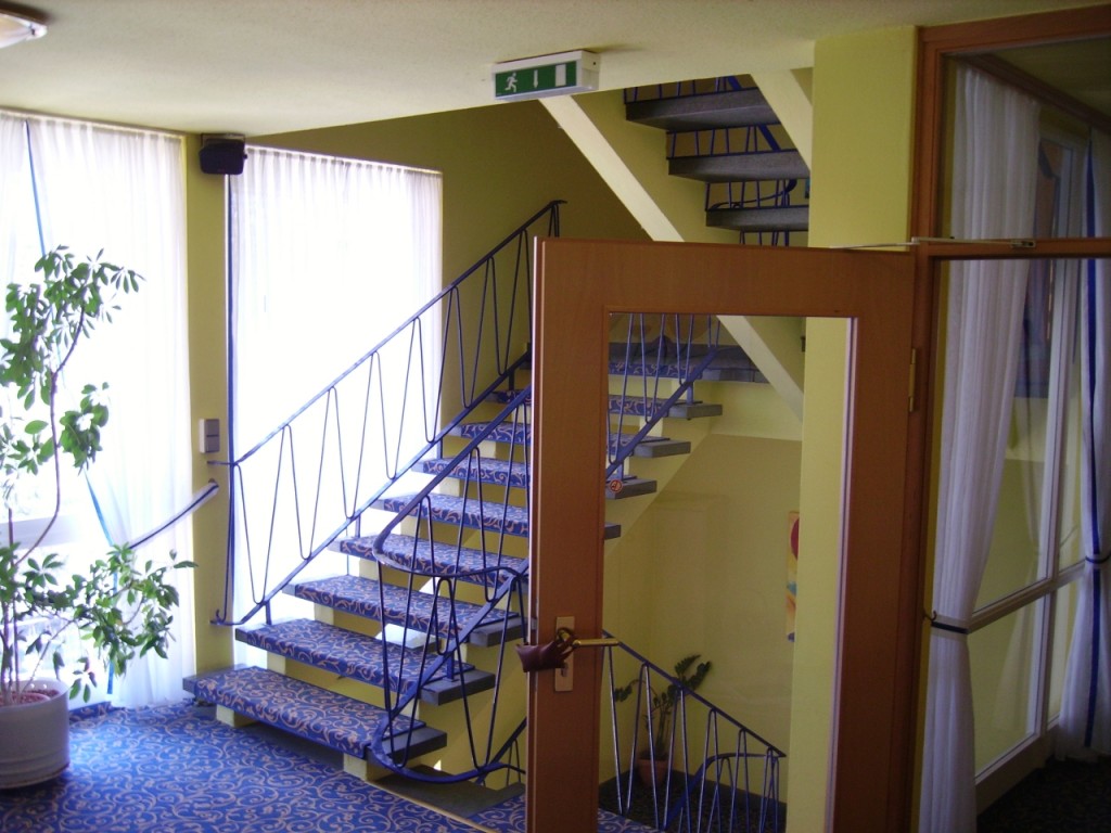 Eden Hotel am Park - Hoteletagen mit Treppe zur Reception